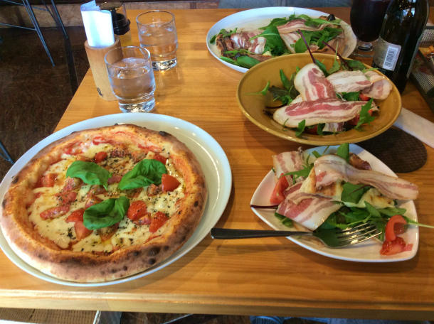 二種類のピザと生ハムサラダ