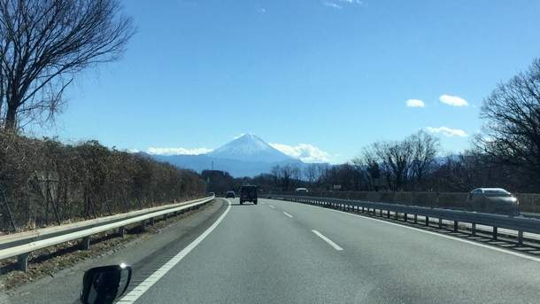 中央高速北杜市付近から見た富士山