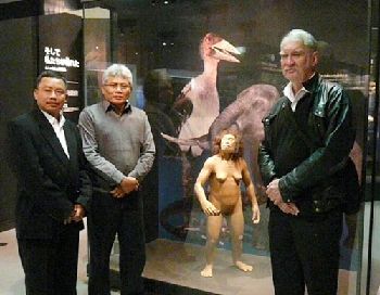 復元されたフローレス原人の前に現地からの研究者が並んだ。その小さな体は人類史の常識を覆した＝国立科学博物館