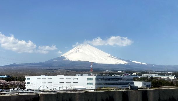 富士の裾野まではっきりと